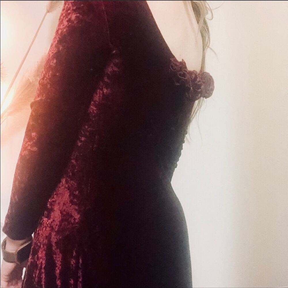 VINTAGE Maroon Burgundy Crushed Velvet Long Sleeve Midi Rosette Applique Dress 6 - Picture 5 of 8